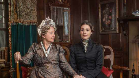 women loving women ⚢ backdrop